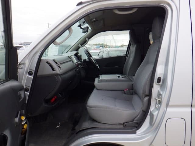 TOYOTA HIACE 2005 9 thumbnail 2