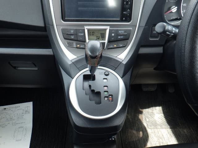 TOYOTA RACTIS 2010 12 thumbnail 6