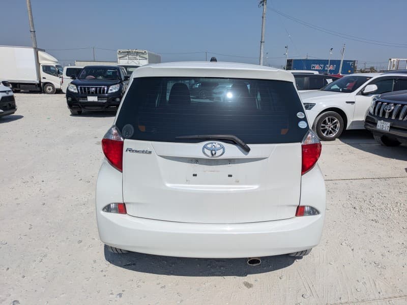TOYOTA RACTIS 2011 4 thumbnail 5