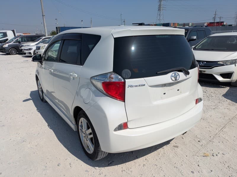 TOYOTA RACTIS 2011 4 thumbnail 6
