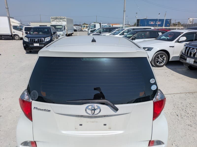 TOYOTA RACTIS 2011 4 thumbnail 8