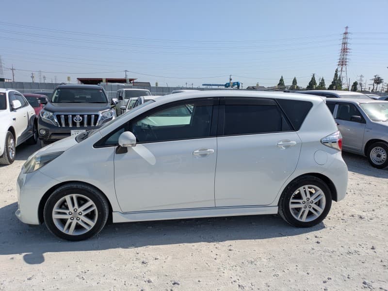 TOYOTA RACTIS 2011 4 thumbnail 9