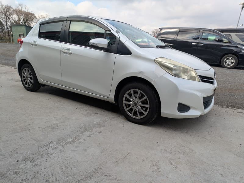 TOYOTA VITZ 2011