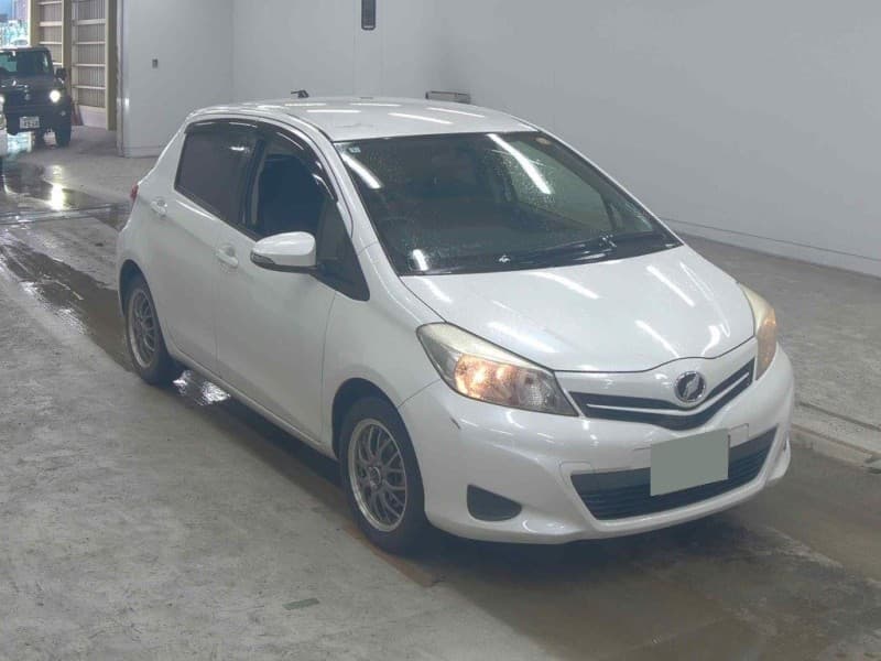 TOYOTA VITZ 2013