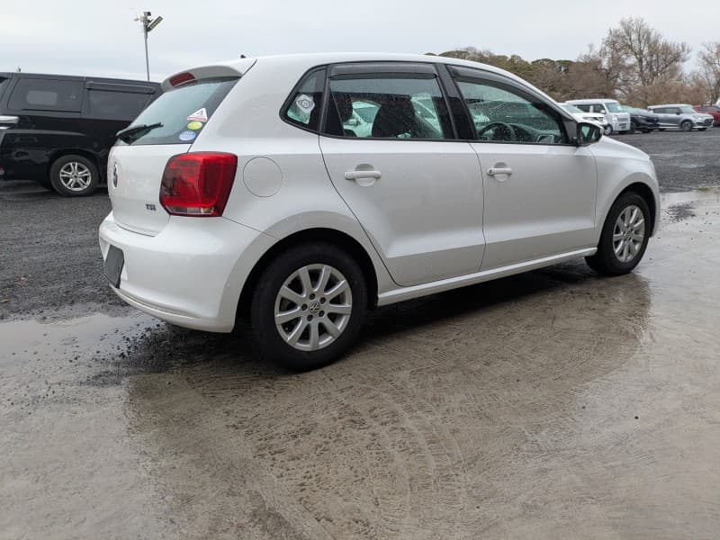 VOLKSWAGEN POLO 2011 8 thumbnail 7