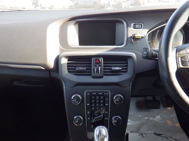 VOLVO V40 2013 3 thumbnail 3