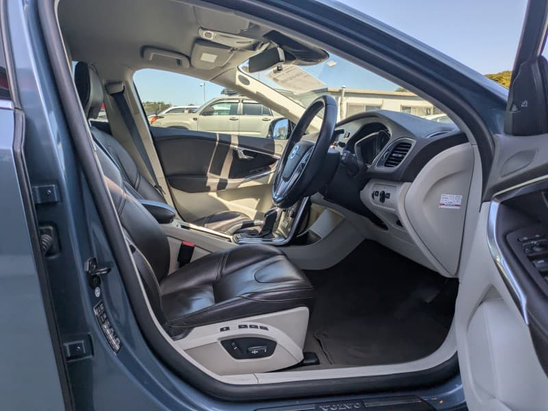 VOLVO V40 2013 9 thumbnail 9