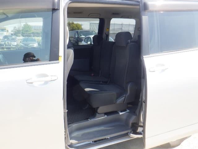 TOYOTA VOXY 2008 4 thumbnail 2