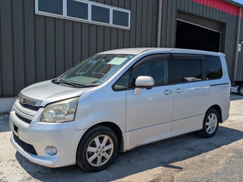 TOYOTA NOAH 2009 4 thumbnail 2