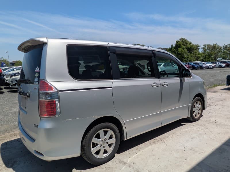 TOYOTA NOAH 2009 4 thumbnail 4