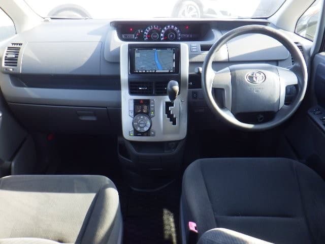 TOYOTA NOAH 2009 6 thumbnail 10