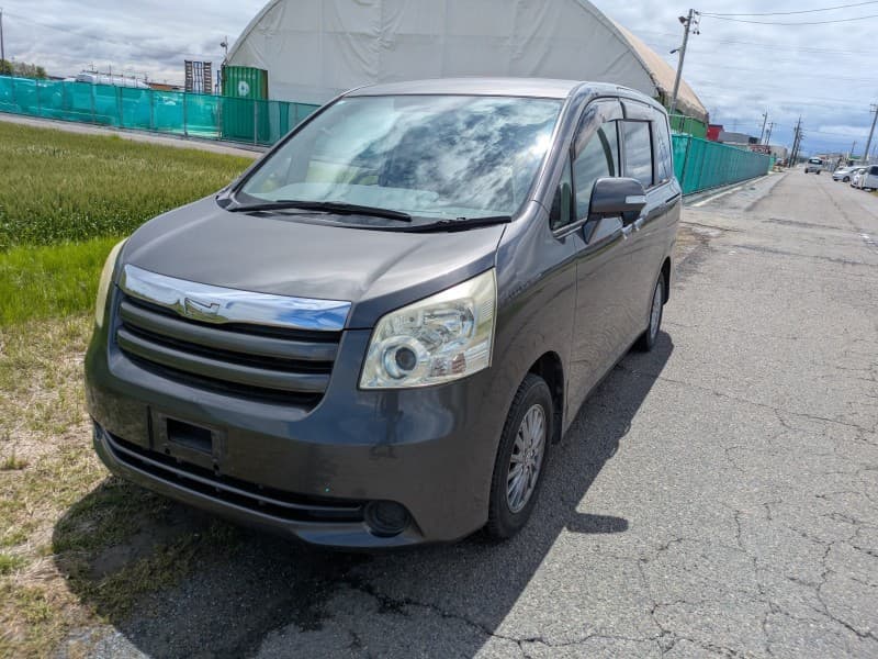 TOYOTA NOAH 2009 9 thumbnail 3