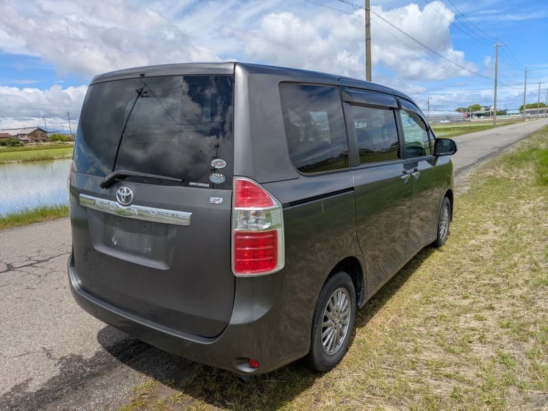 TOYOTA NOAH 2009 9 thumbnail 4