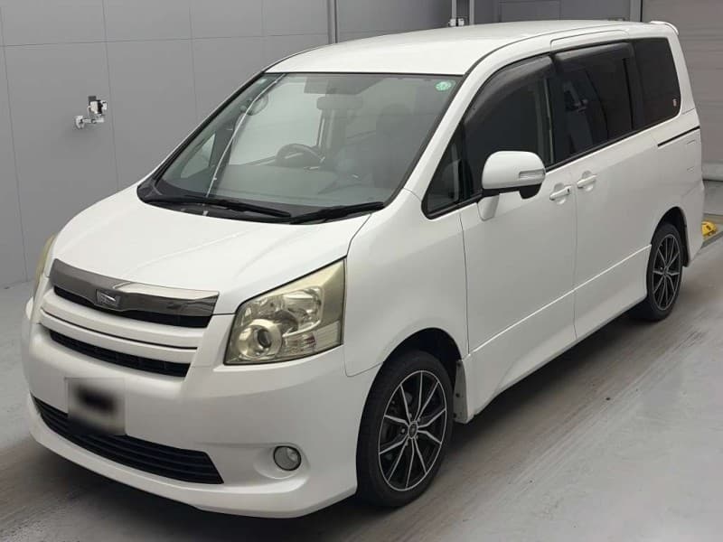 TOYOTA NOAH 2009 11 thumbnail 2