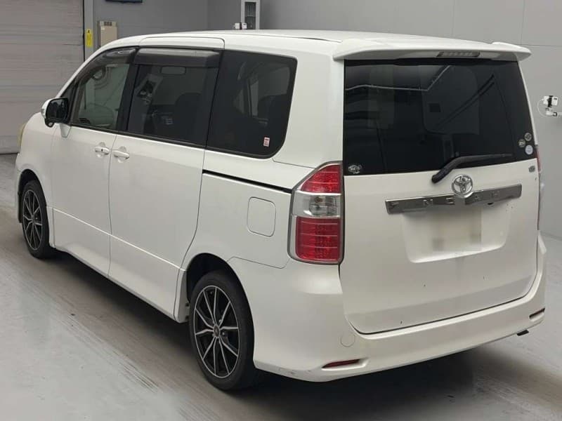 TOYOTA NOAH 2009 11 thumbnail 4