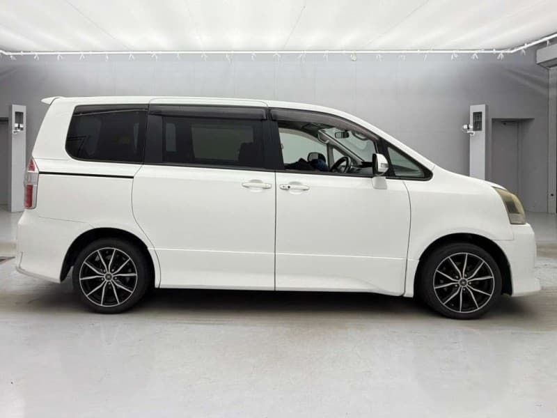 TOYOTA NOAH 2009 11 thumbnail 5