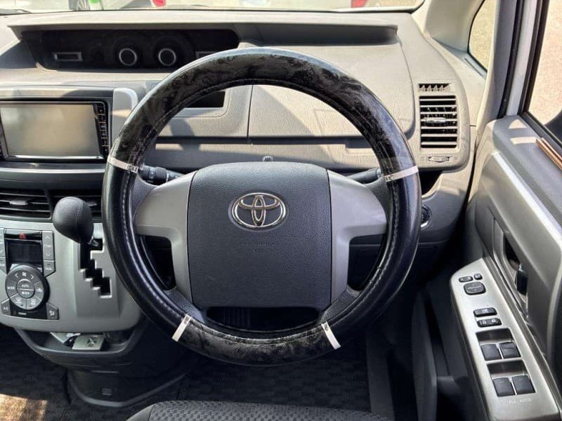 TOYOTA NOAH 2009 11 thumbnail 8