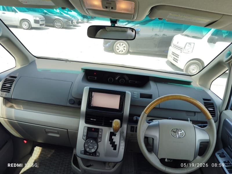 TOYOTA NOAH 2010 1 thumbnail 16