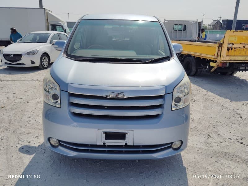TOYOTA NOAH 2010 1 thumbnail 2