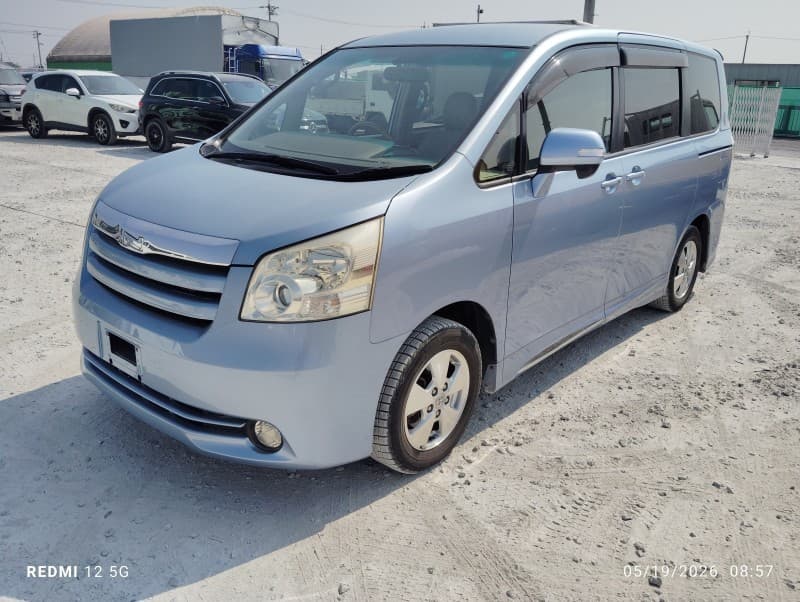 TOYOTA NOAH 2010 1 thumbnail 3