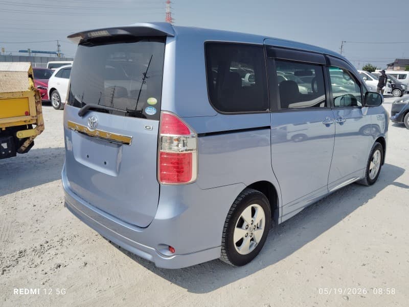 TOYOTA NOAH 2010 1 thumbnail 4