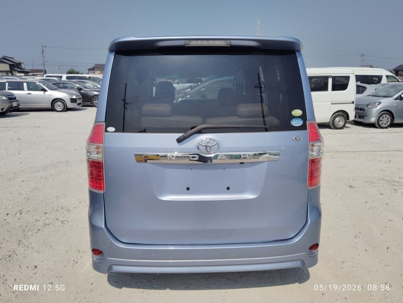 TOYOTA NOAH 2010 1 thumbnail 5