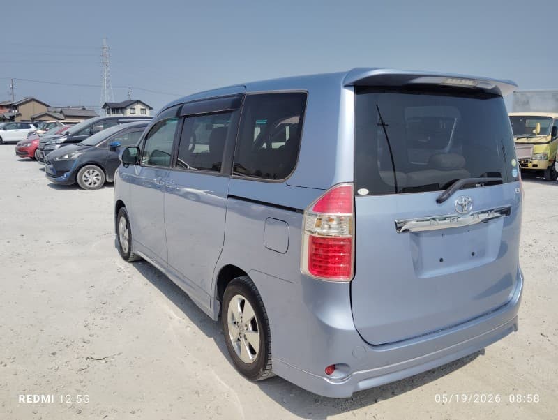 TOYOTA NOAH 2010 1 thumbnail 6
