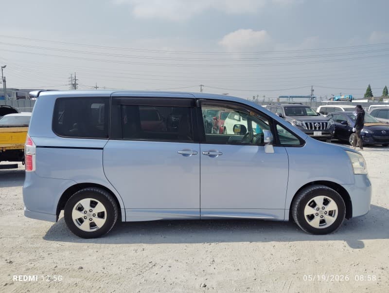 TOYOTA NOAH 2010 1 thumbnail 8