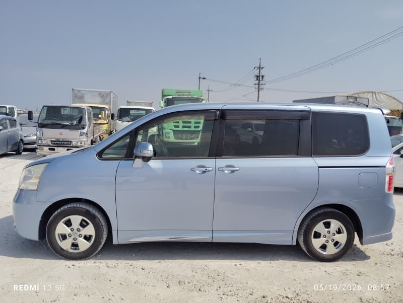 TOYOTA NOAH 2010 1 thumbnail 9