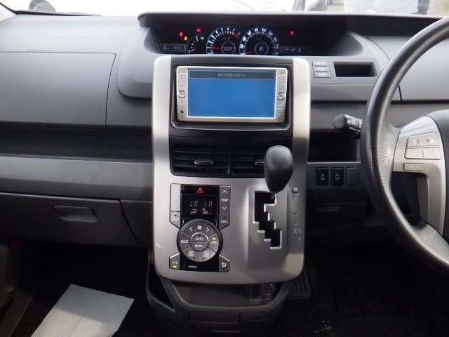 TOYOTA NOAH 2010 4 thumbnail 14