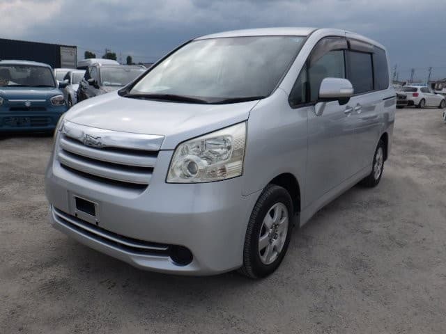 TOYOTA NOAH 2010 4 thumbnail 2