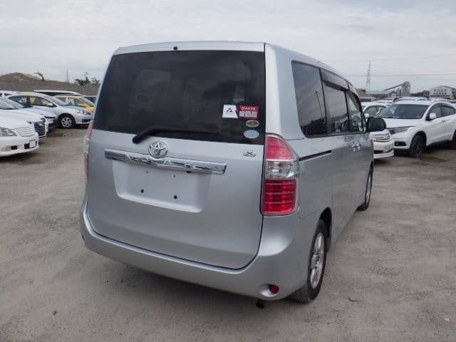 TOYOTA NOAH 2010 4 thumbnail 3