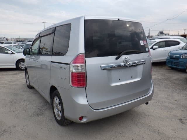TOYOTA NOAH 2010 4 thumbnail 4