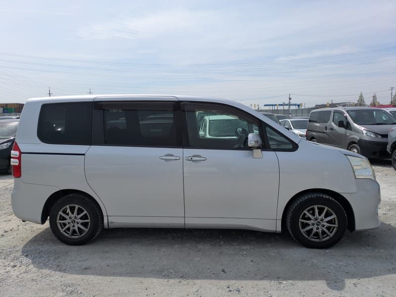 TOYOTA NOAH 2010 9 thumbnail 11