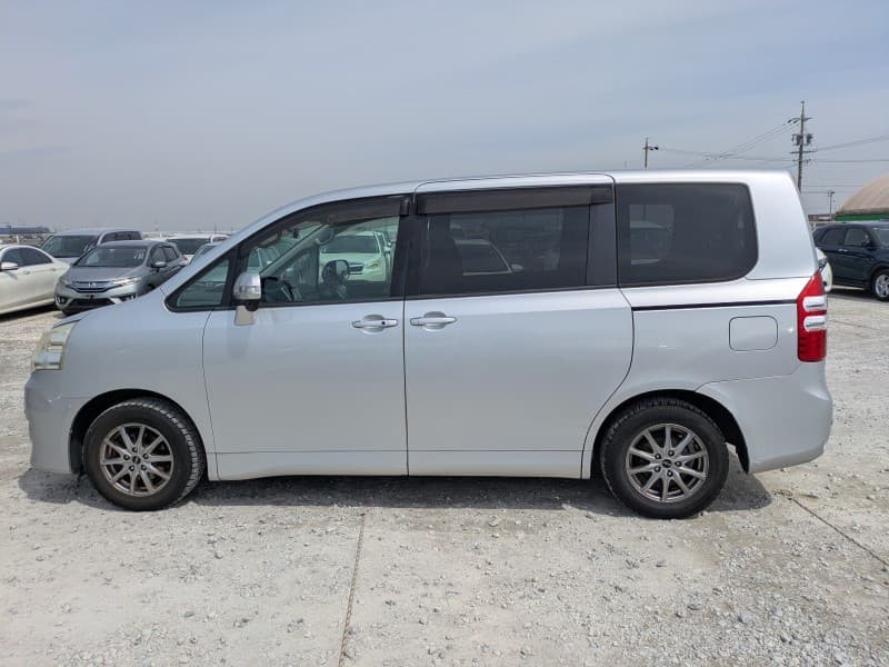 TOYOTA NOAH 2010 9 thumbnail 12
