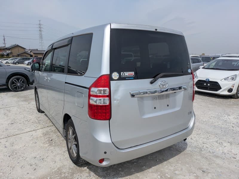 TOYOTA NOAH 2010 9 thumbnail 21