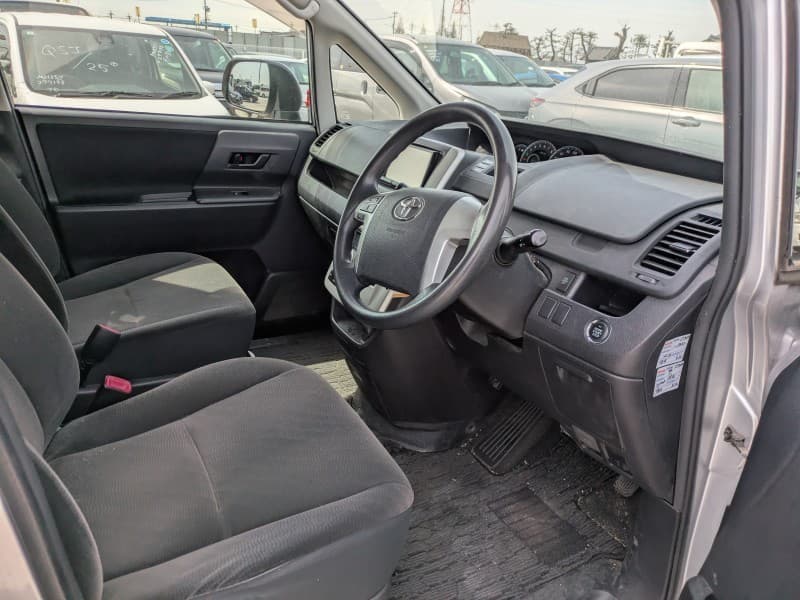 TOYOTA NOAH 2010 9 thumbnail 25