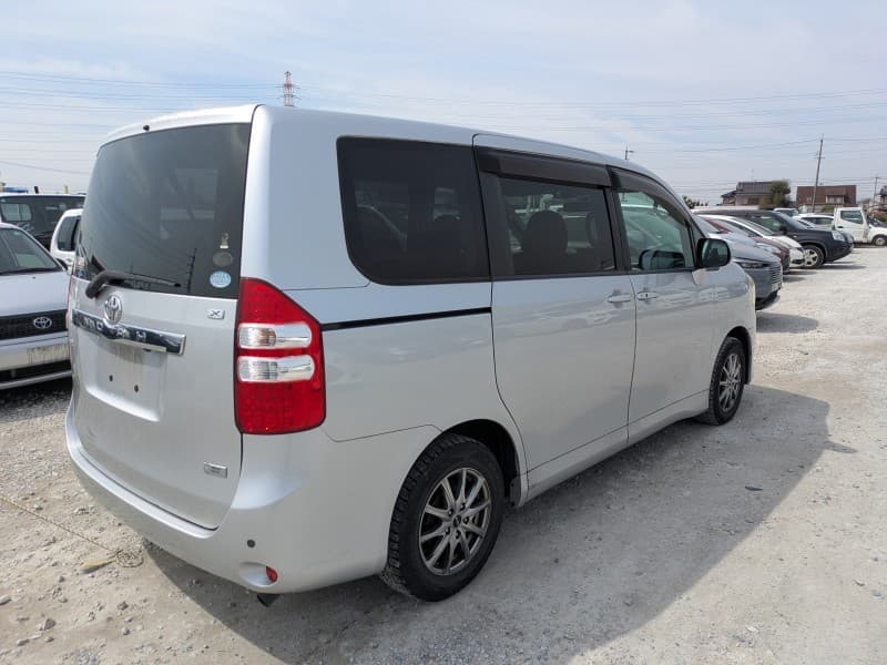 TOYOTA NOAH 2010 9 thumbnail 4