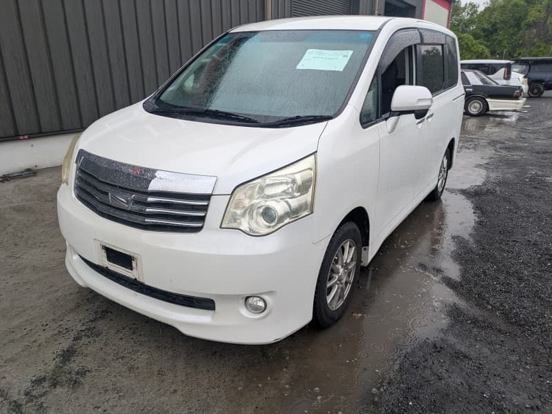 TOYOTA NOAH 2011 2 thumbnail 2