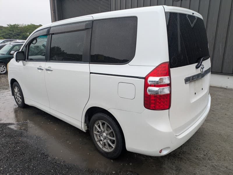 TOYOTA NOAH 2011 2 thumbnail 3