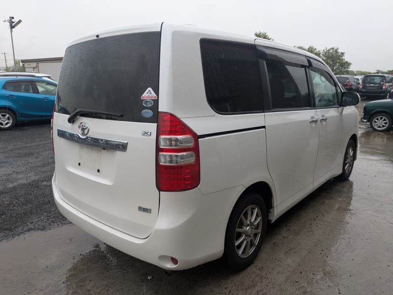 TOYOTA NOAH 2011 2 thumbnail 4