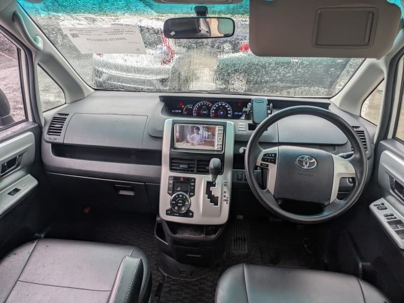 TOYOTA NOAH 2011 2 thumbnail 5