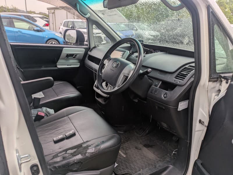 TOYOTA NOAH 2011 2 thumbnail 6