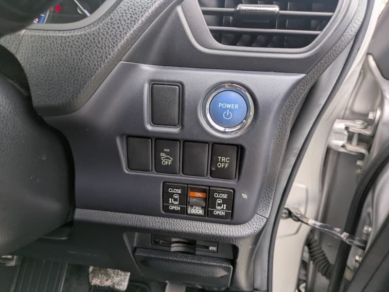 TOYOTA NOAH 2015 7 thumbnail 10
