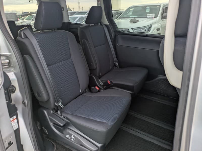 TOYOTA NOAH 2015 7 thumbnail 11