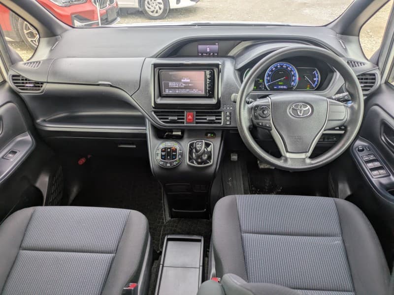 TOYOTA NOAH 2015 7 thumbnail 12