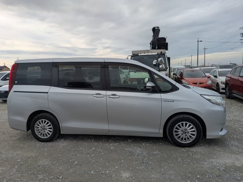 TOYOTA NOAH 2015 7 thumbnail 13