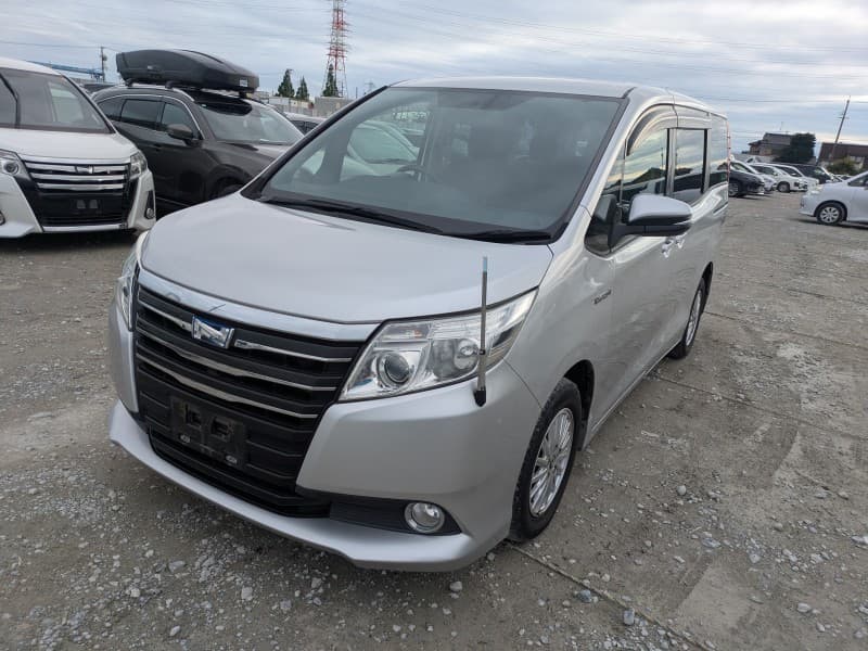TOYOTA NOAH 2015 7 thumbnail 3