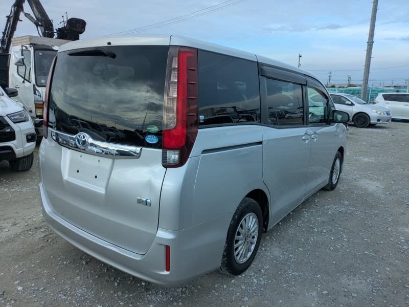 TOYOTA NOAH 2015 7 thumbnail 4