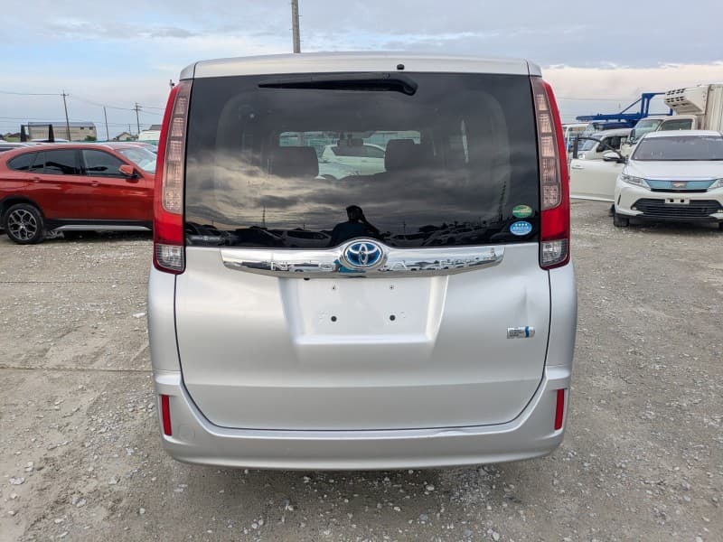 TOYOTA NOAH 2015 7 thumbnail 5